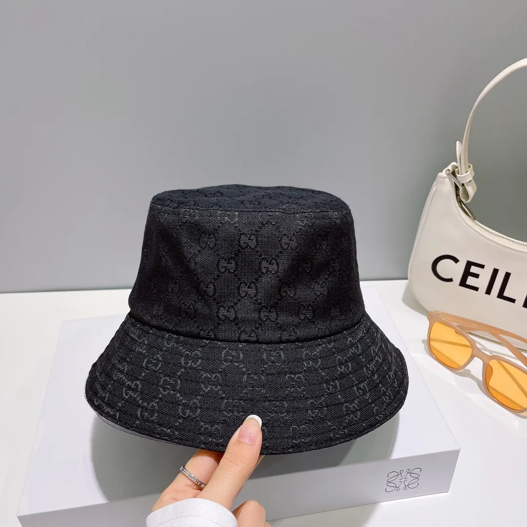 P56 Gucci (Gucci) classic original baseball cap, logo webbing counter 1:1 mold opening, the highest version, original canvas + first layer of cowhide, pure cotton lining, light and breathable! Photographed in real life, suitable for men and women in all seasons, basic head circumference 56cm, adjustable patches.