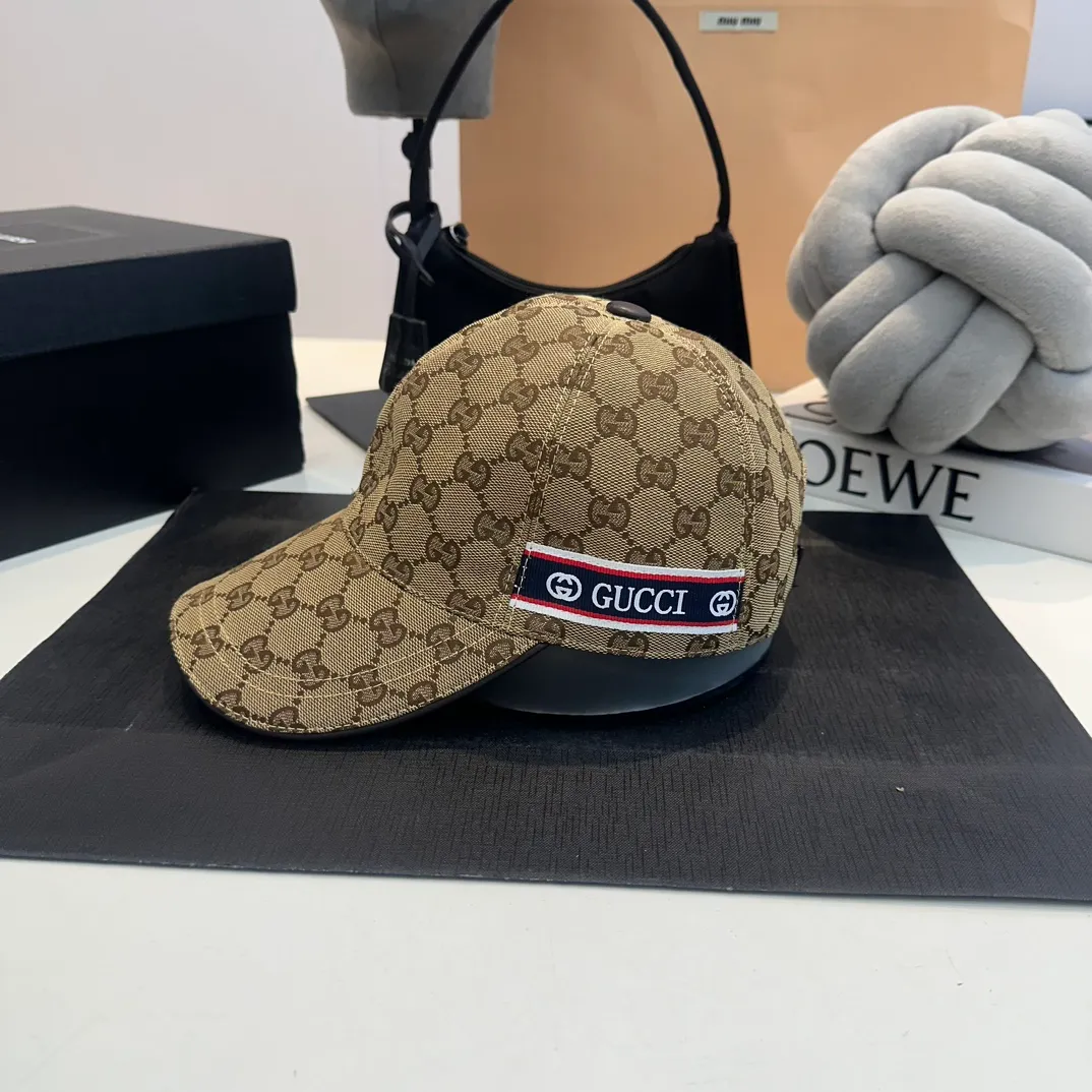 P900,000 classic model is shipped in new colors! Gucci (Gucci) classic original baseball cap 😍😍Customized at the 1:1 counter mold, the highest version, original canvas + first-layer cowhide, light and breathable! Photographed in real life, suitable for men and women in all seasons, basic head circumference 56cm, adjustable patches.