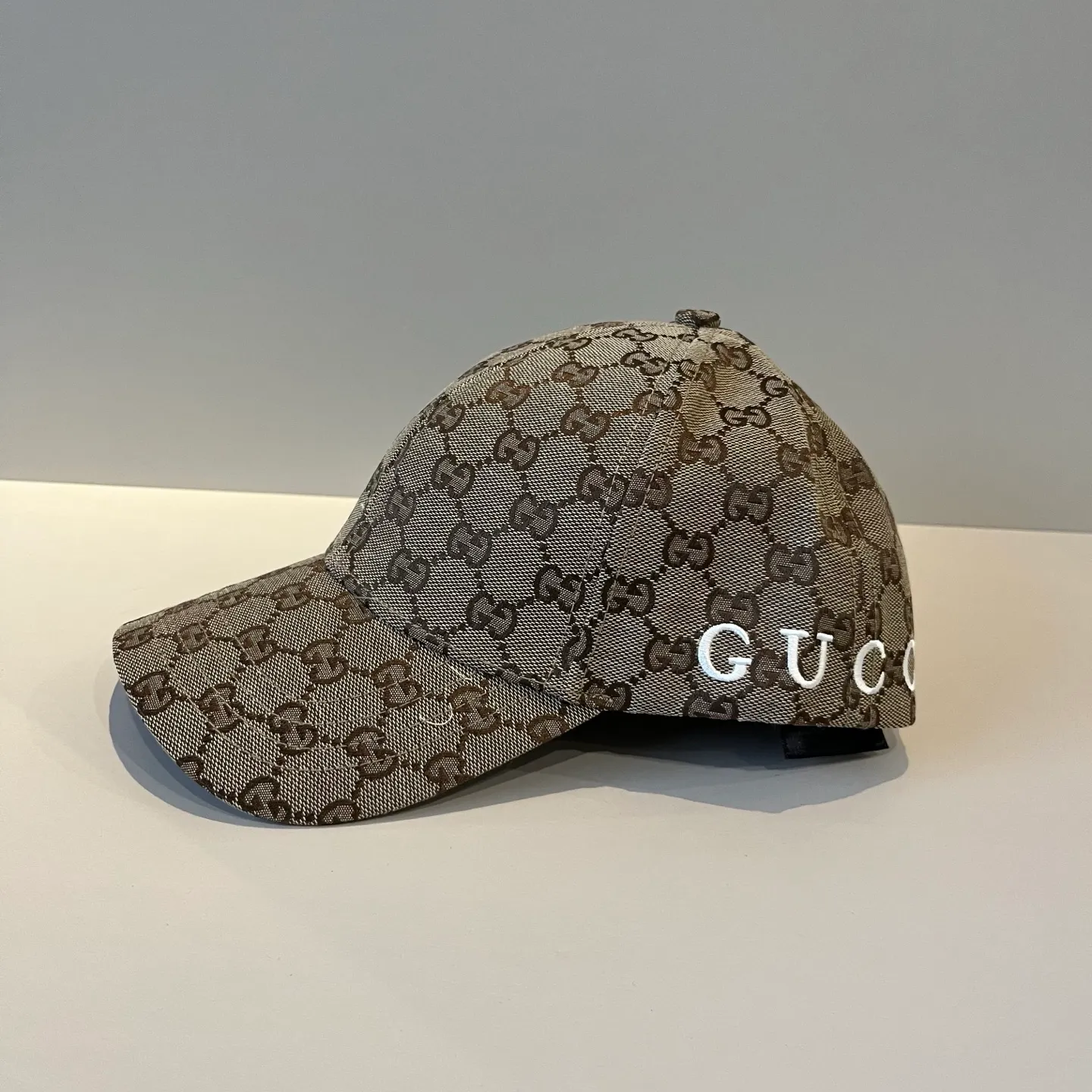 P56 Gucci Baseball Cap♥️GUCCI🧢New product from the official website, baseball cap, original quality, hot arrival 🔥🎩 The craftsmanship is very exquisite, high-end and classy! Low-key luxury, easy to carry! Running volume!