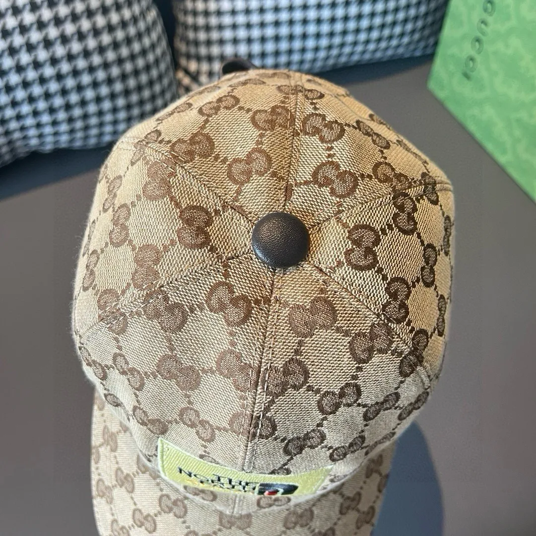 P90, Gucci's new original baseball cap, North Face embroidery! Counter 1:1, imported canvas + first-layer cowhide, popular for purchasing, versatile style for men and women, great quality! The basic head circumference is 56cm, and the patch is adjustable.