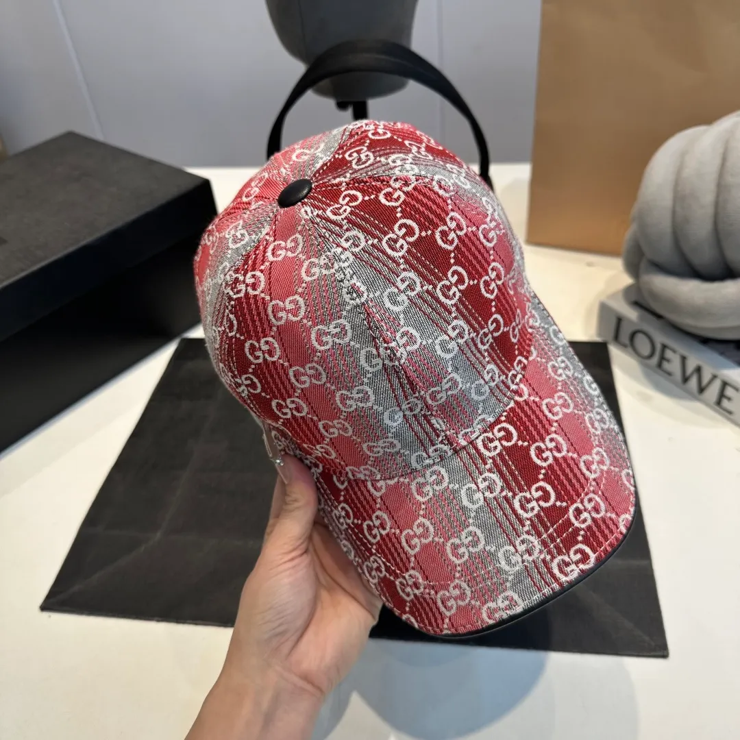 P100 Gucci new original baseball cap, Gucci gradient jacquard, 1:1 mold opening and customization at the counter, original canvas fabric + first-layer cowhide, light and breathable! The quality is great, the basic head circumference is 56cm, and the patch is adjustable.