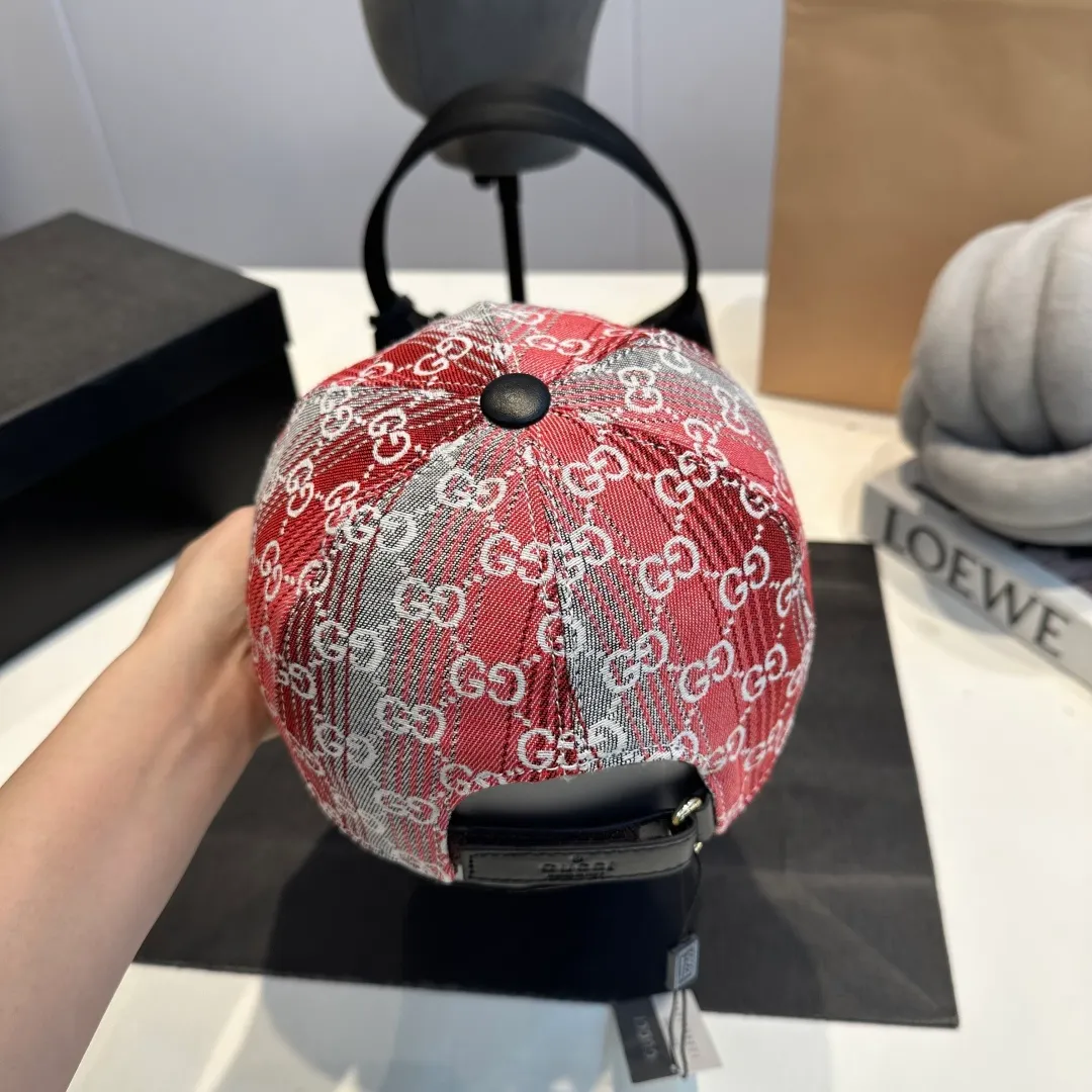 P100 Gucci new original baseball cap, Gucci gradient jacquard, 1:1 mold opening and customization at the counter, original canvas fabric + first-layer cowhide, light and breathable! The quality is great, the basic head circumference is 56cm, and the patch is adjustable.