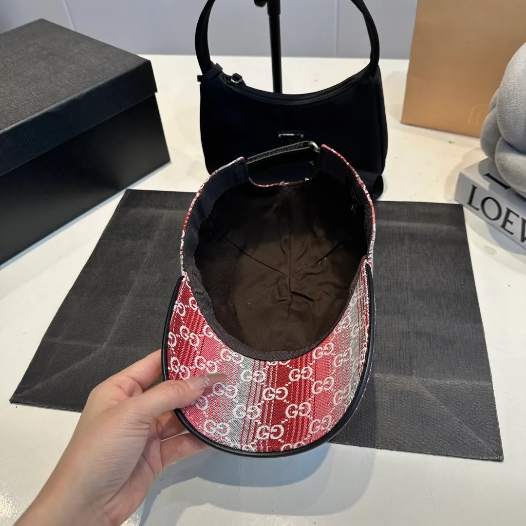 P100 Gucci new original baseball cap, Gucci gradient jacquard, 1:1 mold opening and customization at the counter, original canvas fabric + first-layer cowhide, light and breathable! The quality is great, the basic head circumference is 56cm, and the patch is adjustable.