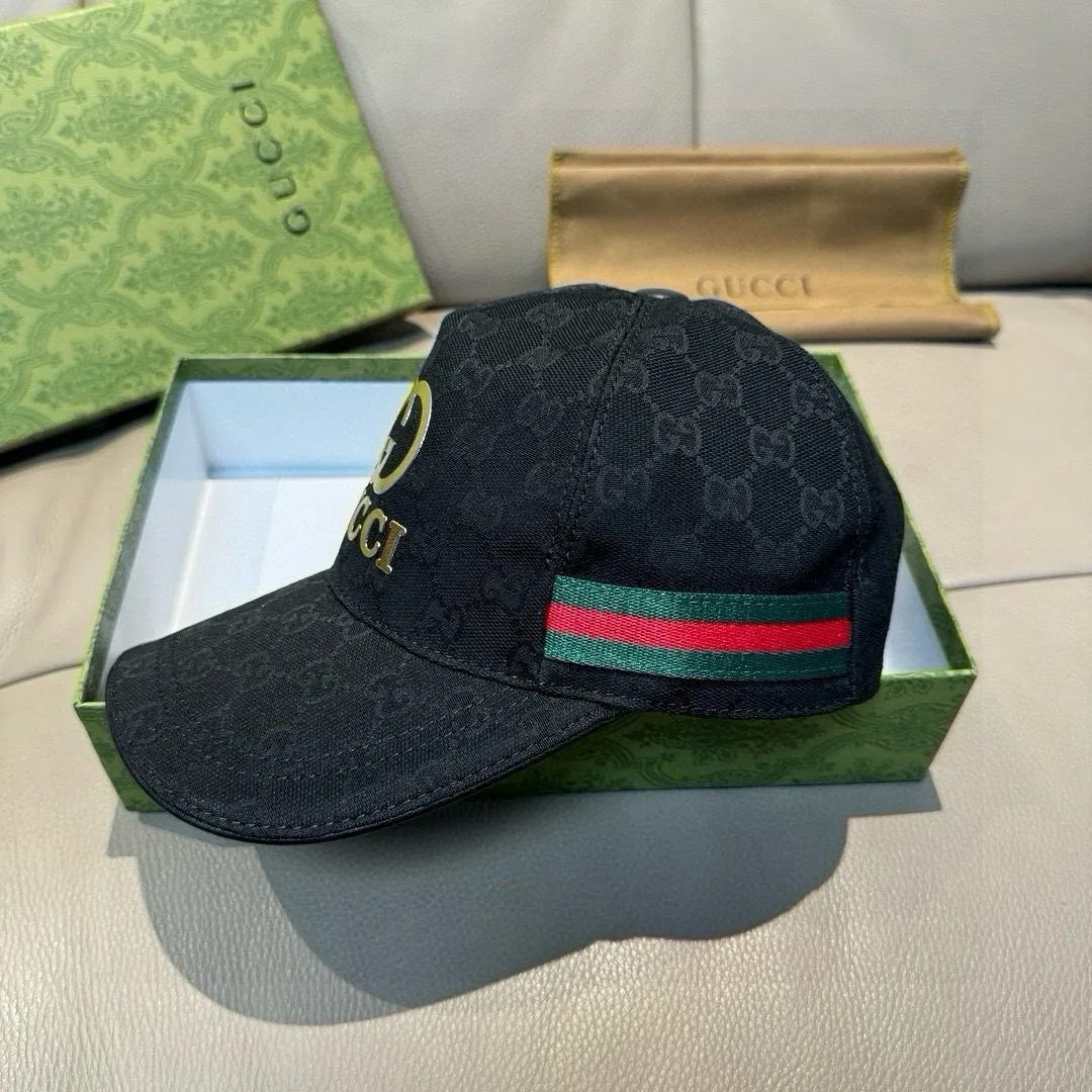 Batch 90, Gucci (Gucci) original baseball cap, bronzing double G, 1:1 mold customization, the highest version, original canvas + first layer of cowhide, pure cotton lining, light and breathable, real shot! To be the most handsome boy among the crowd, it must be you! The basic head circumference is 56cm, and the patch is adjustable.