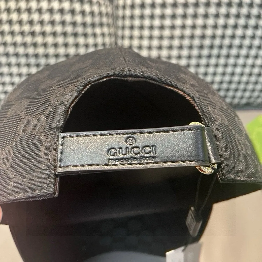 p90 ten thousand year classic model shipped!   , Gucci (Gucci) classic original baseball cap 😍😍 small gold embroidery, 1:1 mold opening and customization at the counter, the highest version, original canvas + first-layer cowhide, pure cotton lining, light and breathable! Photographed in real life, suitable for men and women in all seasons, basic head circumference 56cm, adjustable patches.