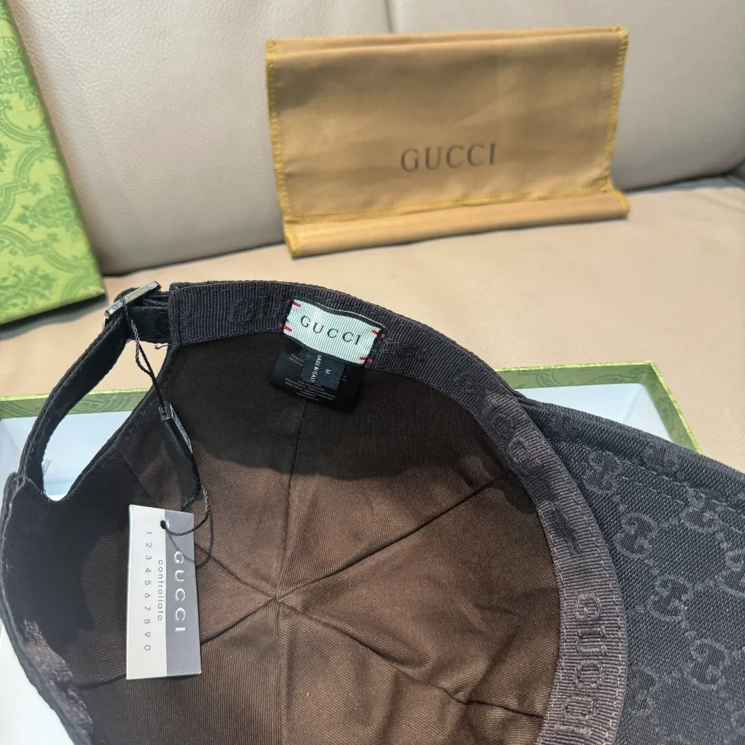 P90, Gucci's new original baseball cap, artistic word embroidery, 1:1 mold customization, heavy embroidery, details comparable to those at counters, original canvas fabric + first-layer cowhide, pure cotton lining, great quality! The first choice for handsome men and beautiful women, fashionable and versatile. Basic head circumference 56, adjustable patch