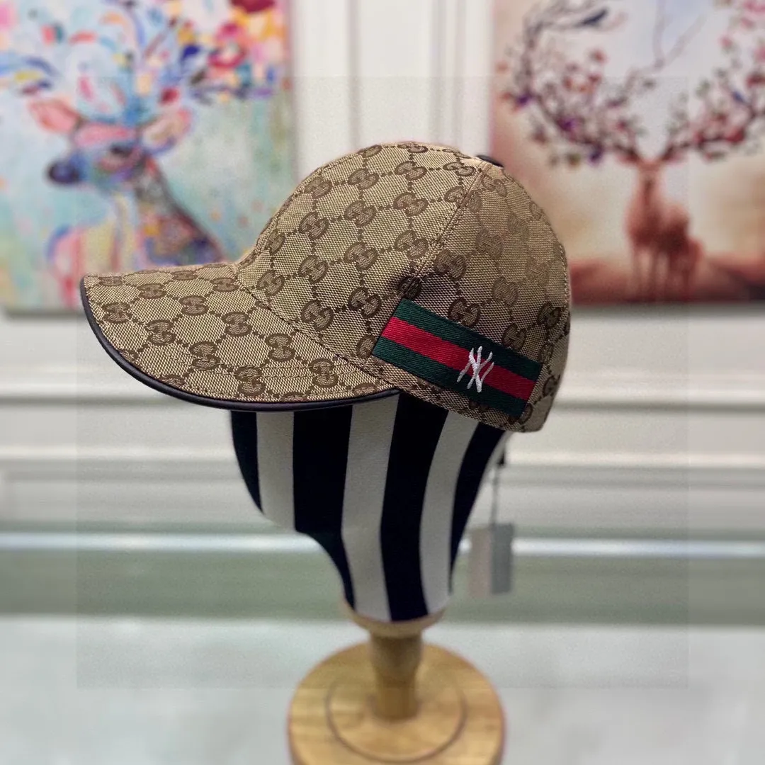 🉐️90, the latest collaboration model of NY&Gucci (Gucci), original baseball cap, 1:1 mold customization, details comparable to counters, original canvas fabric + first-layer cowhide, excellent quality! The first choice for handsome men and beautiful women, fashionable and versatile. The basic head circumference is 56cm, and the patch is adjustable.