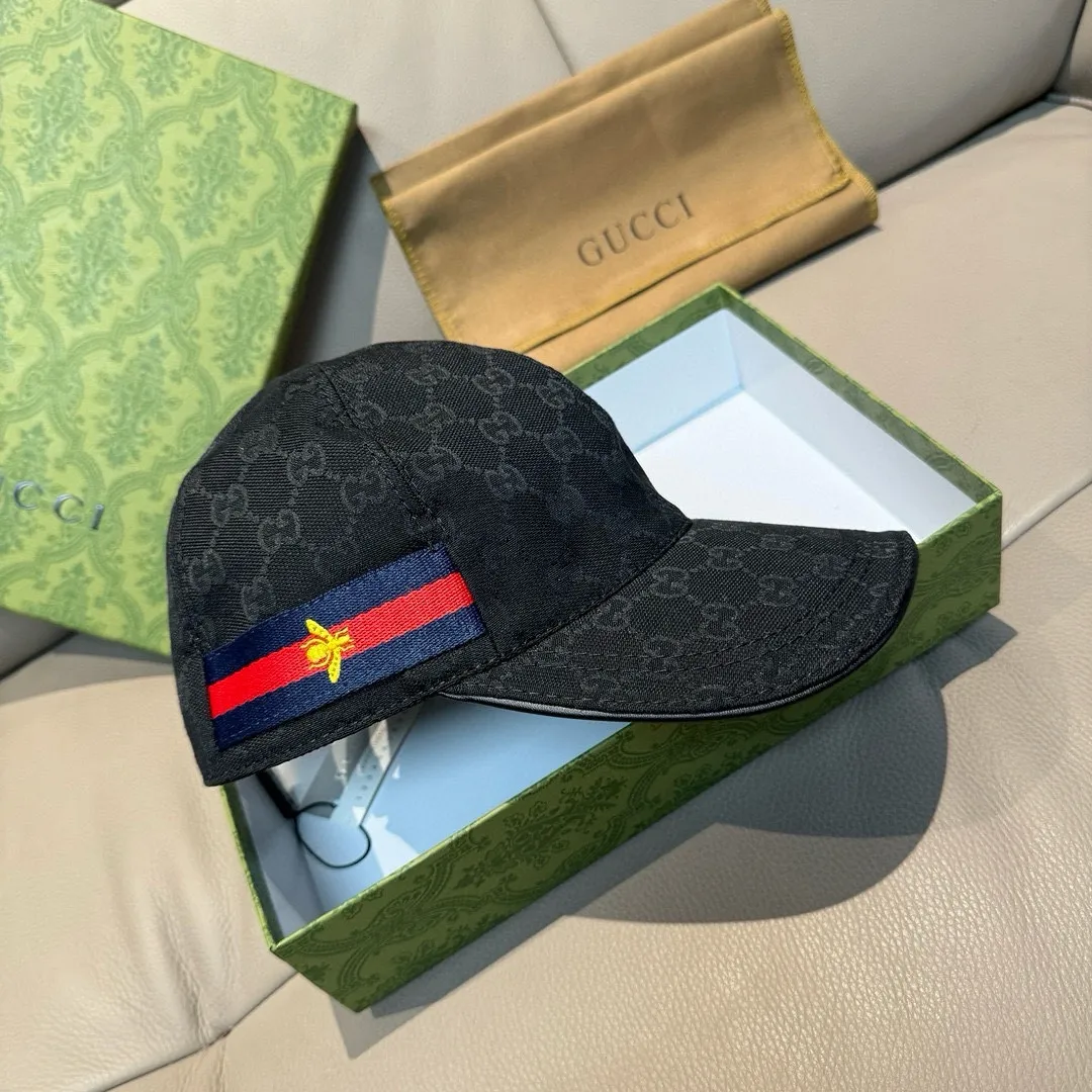 P900,000 classic model shipped! , Gucci (Gucci) classic original baseball cap, bee webbing, 1:1 mold opening and customization at the counter, the highest version, original canvas + first-layer cowhide, pure cotton lining, light and breathable! Photographed in real life, suitable for men and women in all seasons, basic head circumference 56cm, adjustable patches.