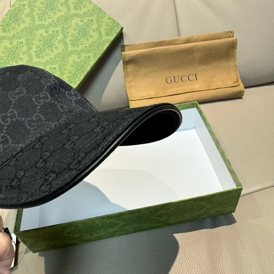 P900,000 classic model shipped! , Gucci (Gucci) classic original baseball cap, bee webbing, 1:1 mold opening and customization at the counter, the highest version, original canvas + first-layer cowhide, pure cotton lining, light and breathable! Photographed in real life, suitable for men and women in all seasons, basic head circumference 56cm, adjustable patches.