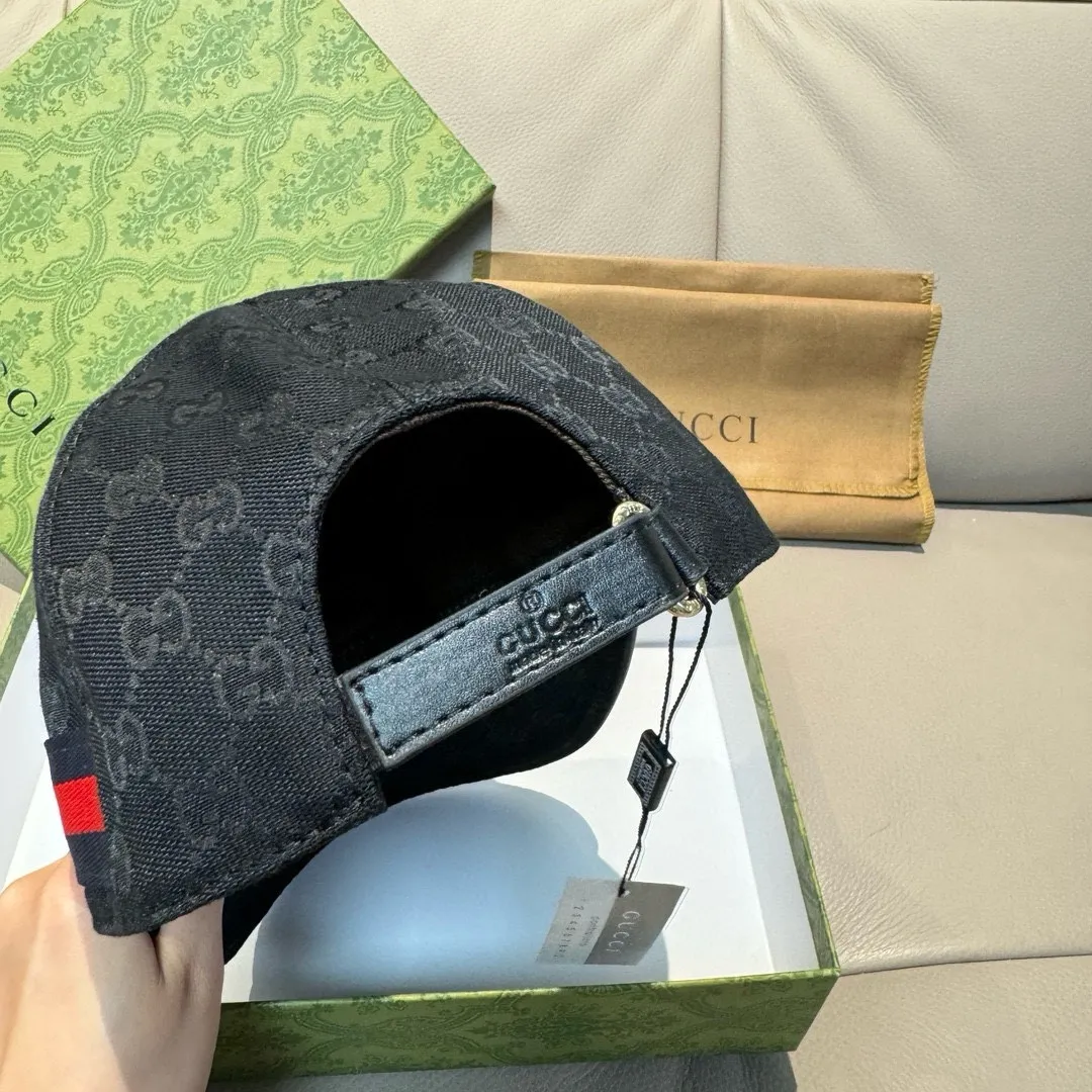 P900,000 classic model shipped! , Gucci (Gucci) classic original baseball cap, bee webbing, 1:1 mold opening and customization at the counter, the highest version, original canvas + first-layer cowhide, pure cotton lining, light and breathable! Photographed in real life, suitable for men and women in all seasons, basic head circumference 56cm, adjustable patches.