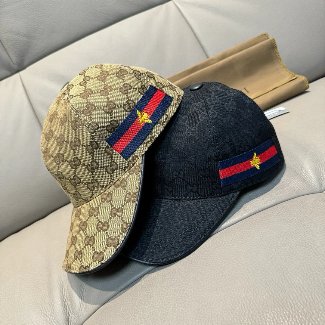 P900,000 classic model shipped! , Gucci (Gucci) classic original baseball cap, bee webbing, 1:1 mold opening and customization at the counter, the highest version, original canvas + first-layer cowhide, pure cotton lining, light and breathable! Photographed in real life, suitable for men and women in all seasons, basic head circumference 56cm, adjustable patches.