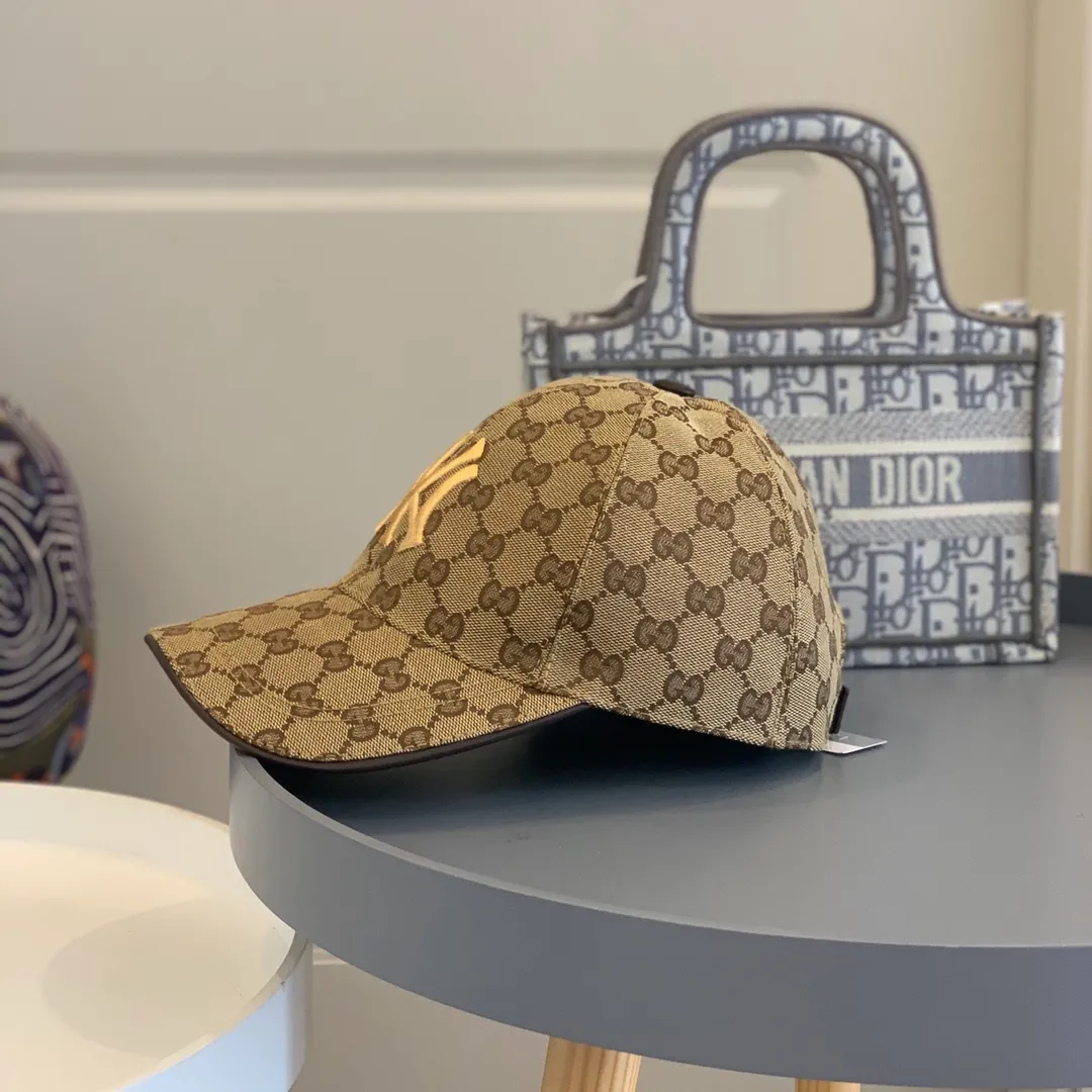 P90 high version Gucci new original baseball cap, NY embroidery, 1:1 mold opening and customization at the counter, heavy embroidery, original canvas + first-layer cowhide, light and breathable! The quality is great, the basic head circumference is 58cm, and the patch is adjustable.