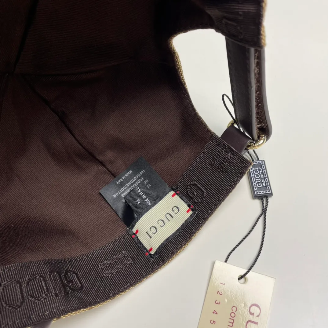 P86 Gucci (Gucci) classic original baseball cap, vertical small webbing, 1:1 mold customization, original canvas + first-layer cowhide, genuine leather edging, handsome and fashionable, popular purchasing agent, versatile style for men and women, great quality! The basic head circumference is 56cm, and the patch is adjustable.