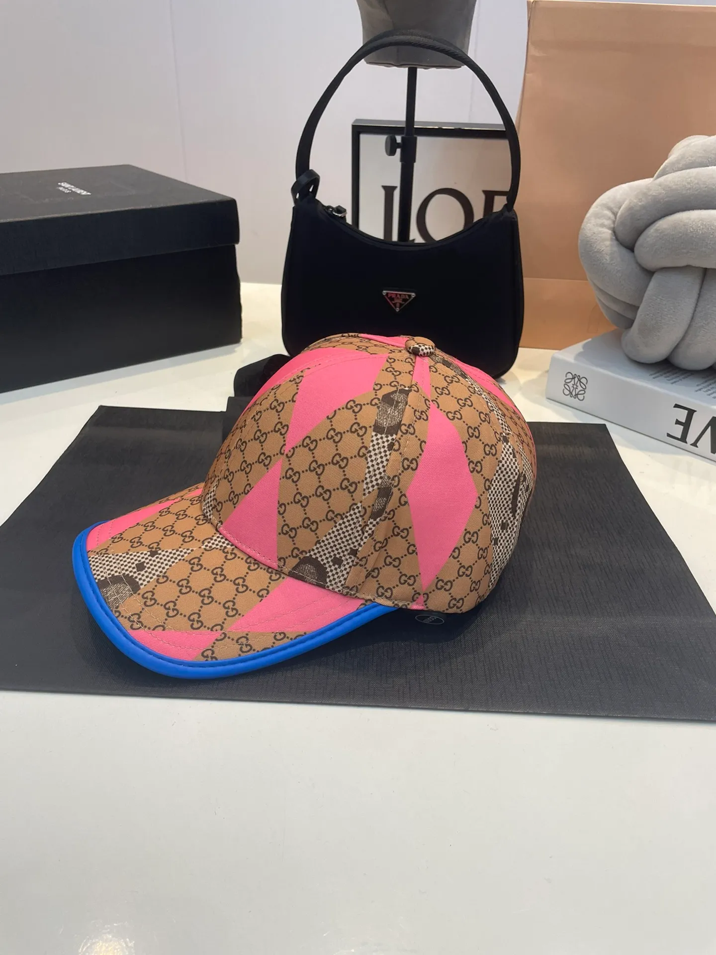 P60 Gucci Baseball Cap♥️GUCCI🧢New product from the official website, baseball cap, original quality, very popular 🔥🎩 The craftsmanship is very exquisite, high-end and classy! Low-key luxury, easy to carry! Running volume