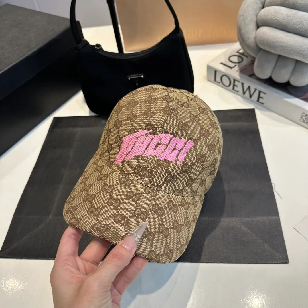 P90 Gucci new original baseball cap, double G jacquard, 1:1 mold opening and customization at the counter, perfect pattern, original canvas fabric + first layer of cowhide, light and breathable! The basic head circumference is 56cm, and the patch is adjustable.