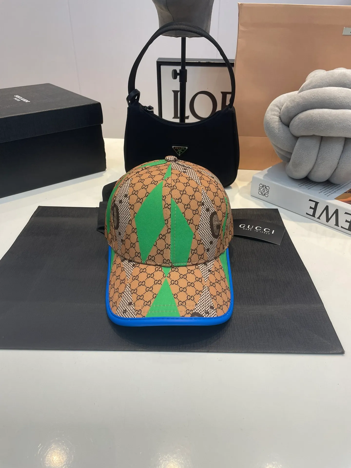 P60 Gucci Baseball Cap♥️GUCCI🧢New product from the official website, baseball cap, original quality, very popular 🔥🎩 The craftsmanship is very exquisite, high-end and classy! Low-key luxury, easy to carry! Running volume