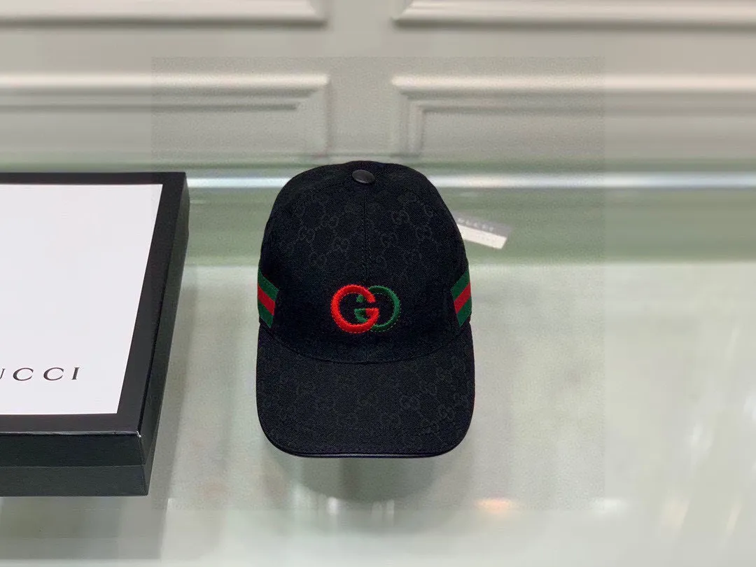 🉐120., Gucci (Gucci) new original baseball cap, red and green double G large embroidery, 1:1 mold customization, heavy embroidery, details comparable to counters, original canvas fabric + first-layer cowhide, excellent quality! The first choice for handsome men and beautiful women, fashionable and versatile. The basic head circumference is 56cm, and the patch is adjustable.