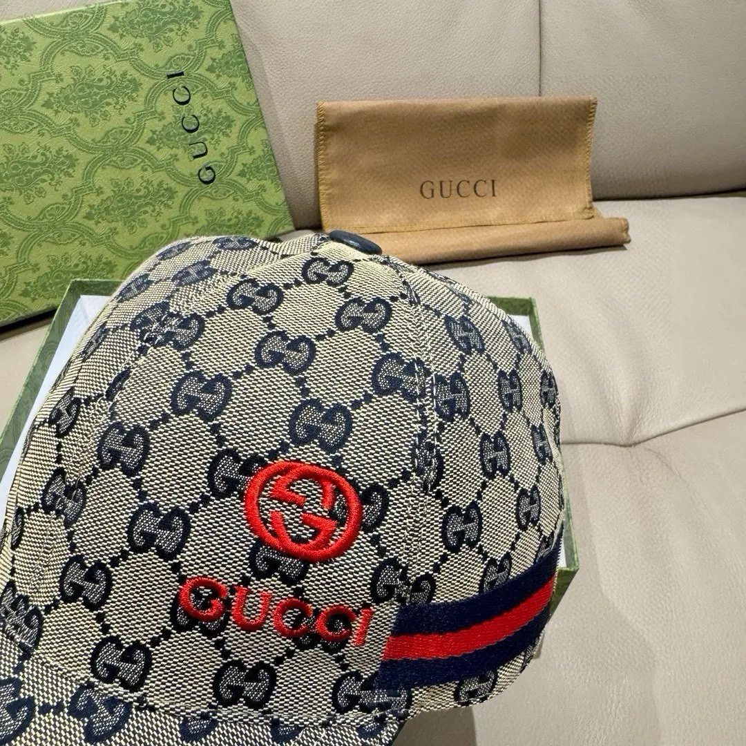 P900,000 classic model shipped! , Gucci (Gucci) classic original baseball cap😍😍gucci small embroidery, 1:1 mold opening and customization at the counter, the highest version, original canvas fabric + first layer of cowhide, pure cotton lining, light and breathable! Photographed in real life, suitable for men and women in all seasons, basic head circumference 56cm, adjustable patches.