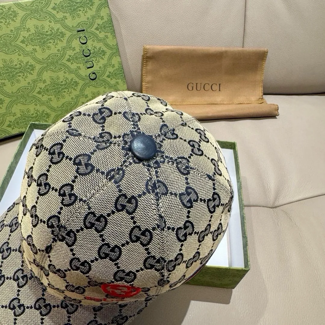 P900,000 classic model shipped! , Gucci (Gucci) classic original baseball cap😍😍gucci small embroidery, 1:1 mold opening and customization at the counter, the highest version, original canvas fabric + first layer of cowhide, pure cotton lining, light and breathable! Photographed in real life, suitable for men and women in all seasons, basic head circumference 56cm, adjustable patches.