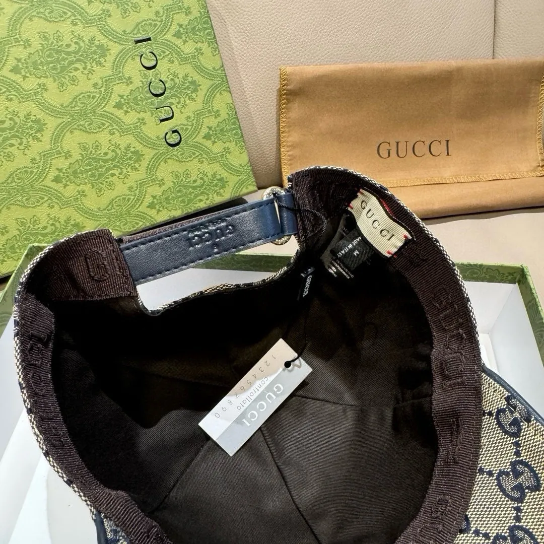 P900,000 classic model shipped! , Gucci (Gucci) classic original baseball cap😍😍gucci small embroidery, 1:1 mold opening and customization at the counter, the highest version, original canvas fabric + first layer of cowhide, pure cotton lining, light and breathable! Photographed in real life, suitable for men and women in all seasons, basic head circumference 56cm, adjustable patches.