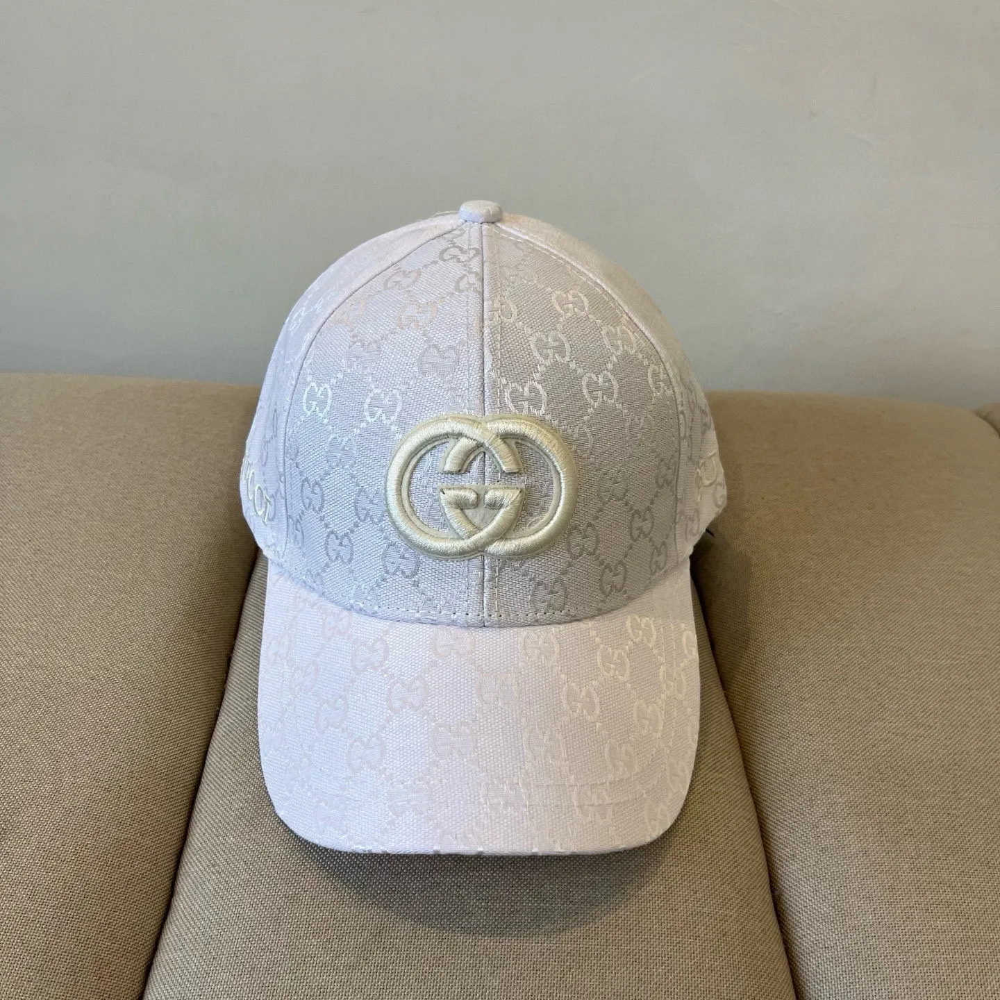 P60 Gucci Baseball Cap♥️GUCCI🧢New product from the official website, baseball cap, original quality, very popular 🔥🎩 The craftsmanship is very exquisite, high-end and classy! Low-key luxury, easy to carry! Running volume!