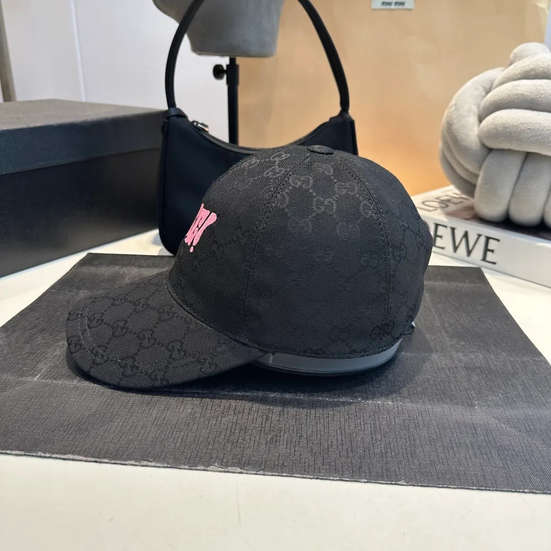 P90 Gucci new original baseball cap, double G jacquard, 1:1 mold opening and customization at the counter, perfect pattern, original canvas fabric + first layer of cowhide, light and breathable! The basic head circumference is 56cm, and the patch is adjustable.