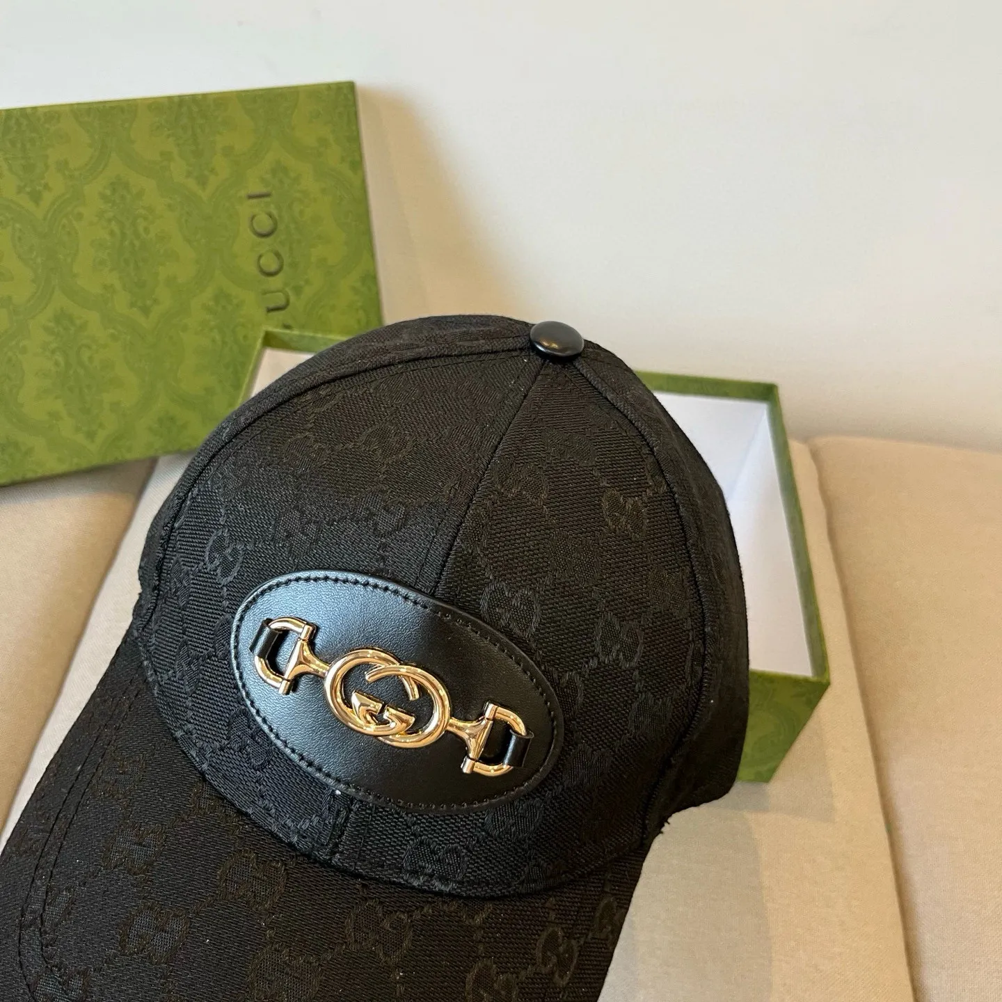 P60 Gucci Baseball Cap♥️GUCCI🧢New product from the official website, baseball cap, original quality, very popular 🔥🎩 The craftsmanship is very exquisite, high-end and classy! Low-key luxury, easy to carry! Running volume!