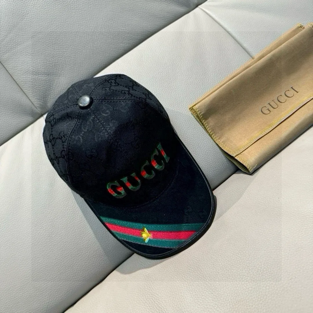 P90, Gucci's new original baseball cap, 1:1 mold customization, heavy embroidery, details comparable to those at counters, original canvas fabric + first-layer cowhide, great quality! The first choice for handsome men and beautiful women, fashionable and versatile. The basic head circumference is 56cm, and the patch is adjustable.