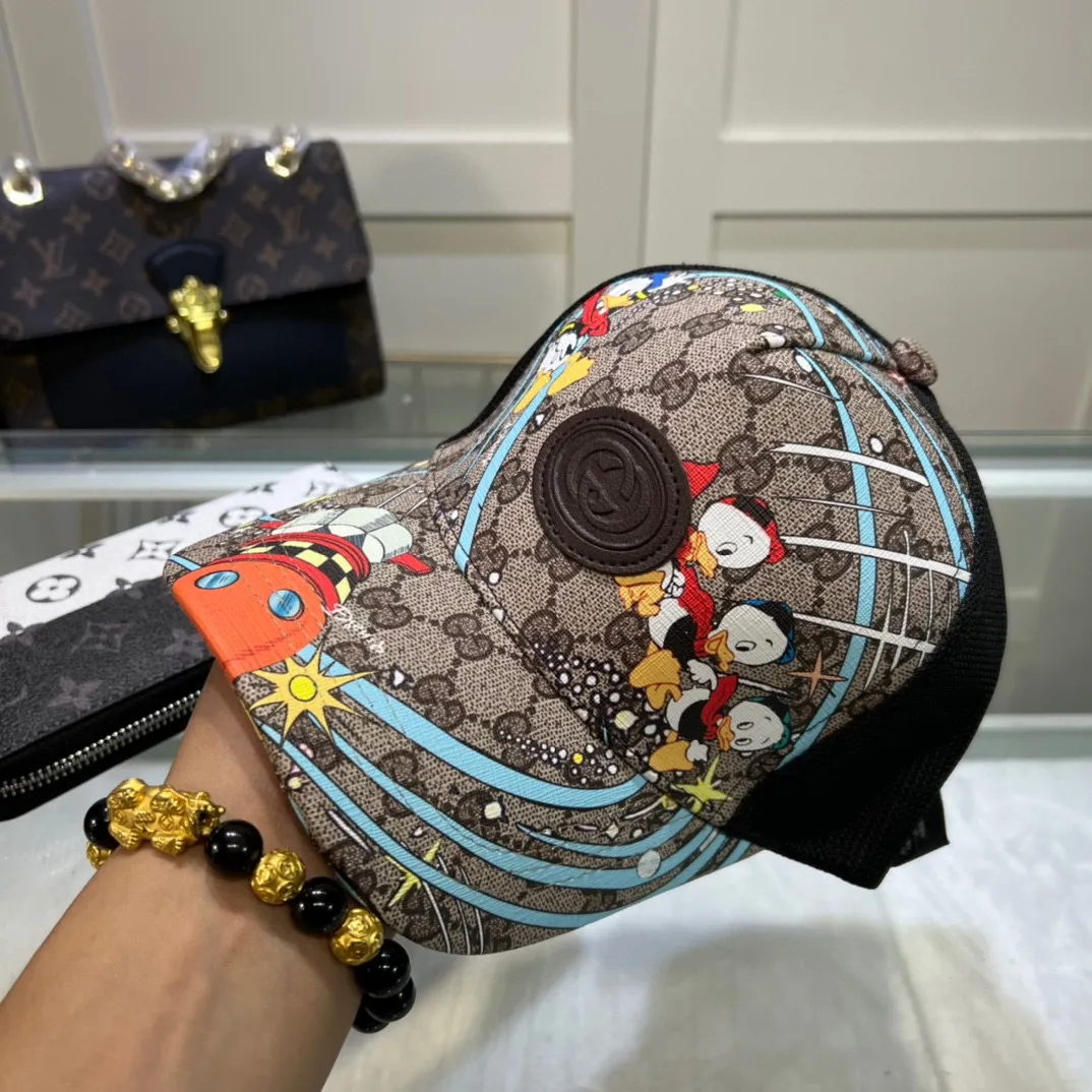 P56 comes with dust bag [GUCCI] New simple embroidered baseball cap at the counter, very trendy! Casual and sports style, classic production, super easy to match!