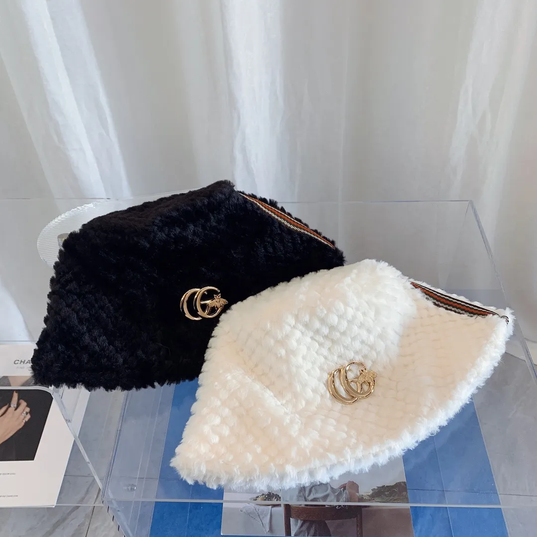 P70 GUCCI Gucci's new rabbit fur bucket hat is a must-have. The kawaii fur is super beautiful and trendy.