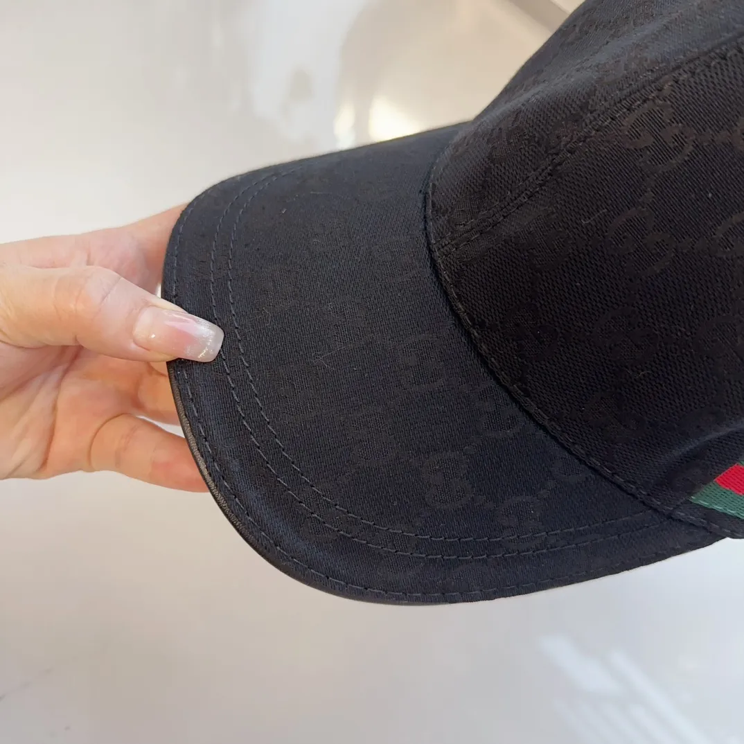 P90 Gucci (Gucci) classic original baseball cap😍😍Little Bee, 1:1 mold opening and customization at the counter, the highest version, original canvas fabric + first layer of cowhide, pure cotton lining, light and breathable! Photographed in real life, suitable for men and women in all seasons, basic head circumference 56cm, adjustable patches.