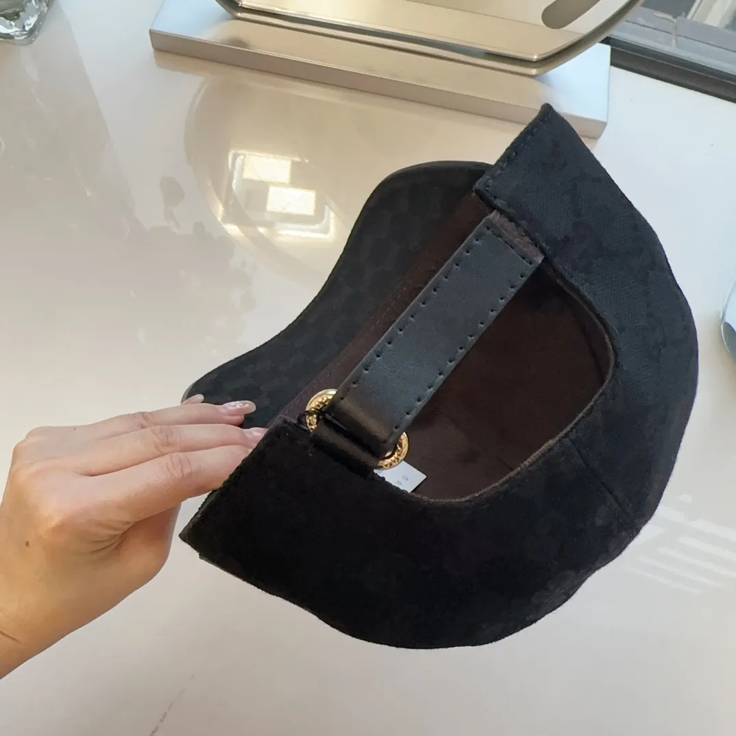 P90 Gucci (Gucci) classic original baseball cap😍😍Little Bee, 1:1 mold opening and customization at the counter, the highest version, original canvas fabric + first layer of cowhide, pure cotton lining, light and breathable! Photographed in real life, suitable for men and women in all seasons, basic head circumference 56cm, adjustable patches.