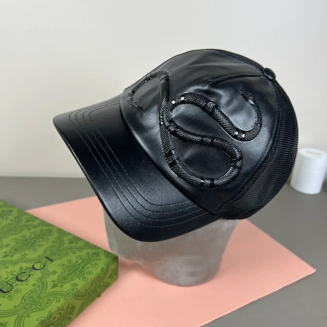 100💰Gucci (Gucci) new model original baseball cap, counter purchase quality 1:1 mold customization, genuine mold opening hardware, original canvas fabric + first-layer cowhide, original factory quality! The quality is great and the patch is adjustable. Accurate matching, perfect integration of details and craftsmanship!