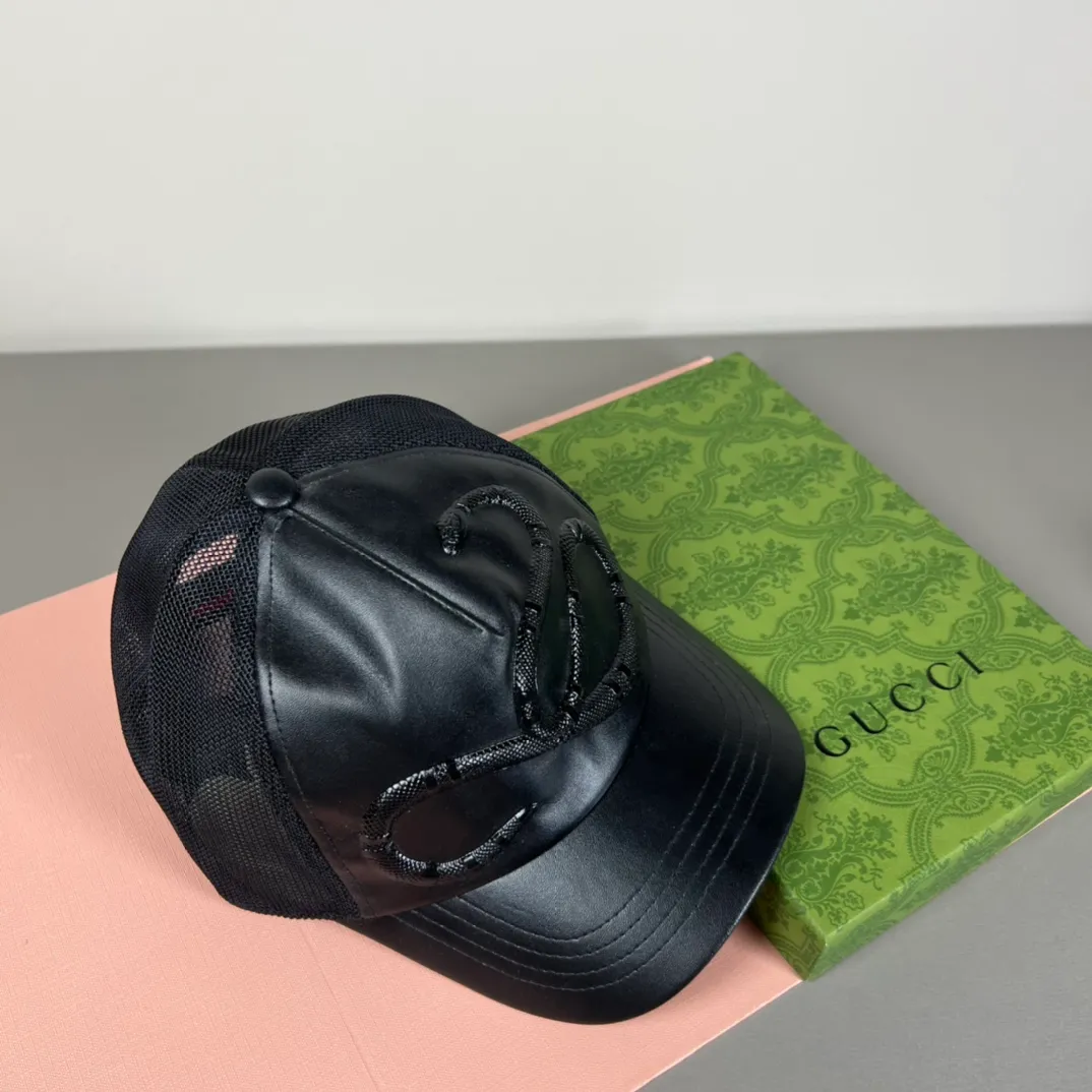 100💰Gucci (Gucci) new model original baseball cap, counter purchase quality 1:1 mold customization, genuine mold opening hardware, original canvas fabric + first-layer cowhide, original factory quality! The quality is great and the patch is adjustable. Accurate matching, perfect integration of details and craftsmanship!