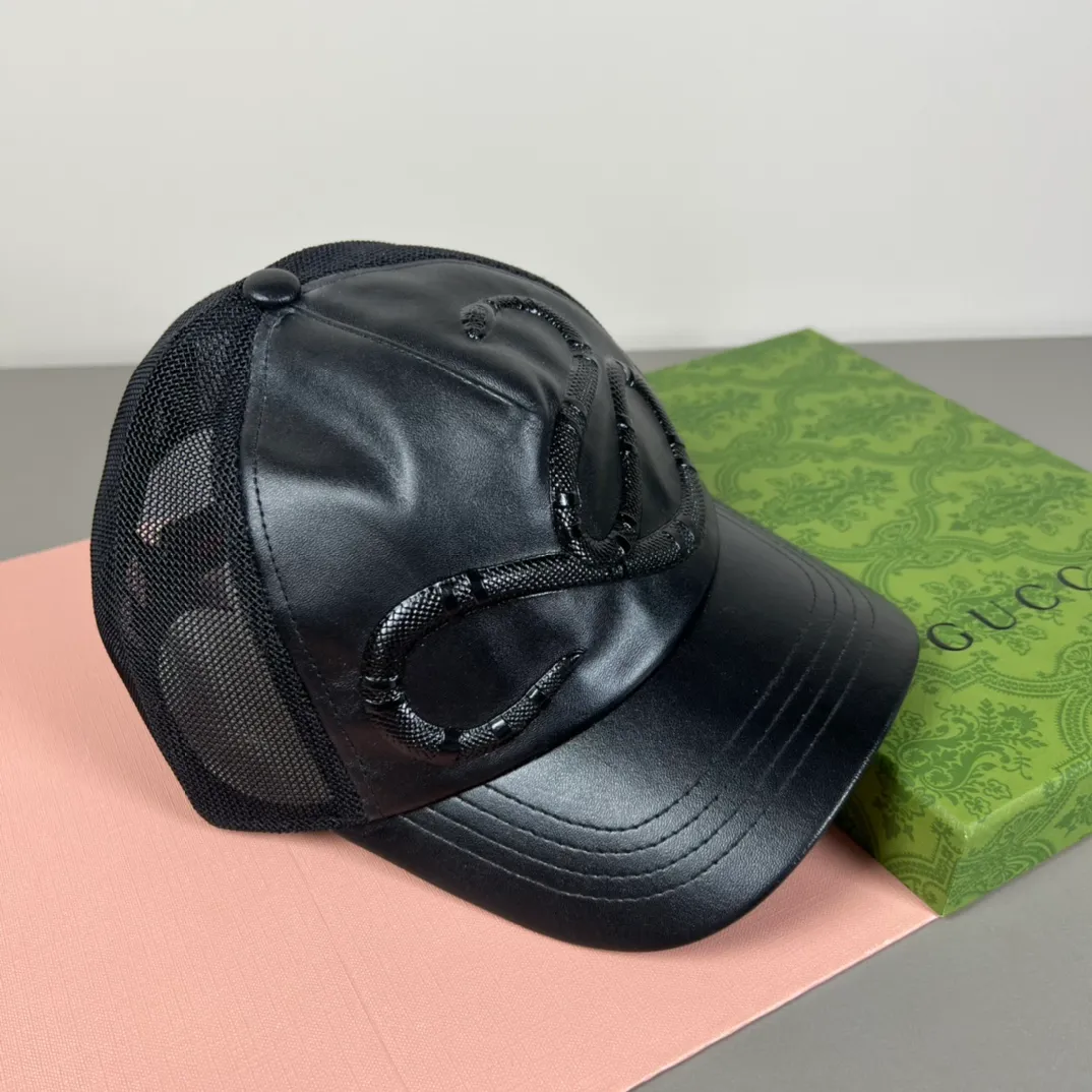 100💰Gucci (Gucci) new model original baseball cap, counter purchase quality 1:1 mold customization, genuine mold opening hardware, original canvas fabric + first-layer cowhide, original factory quality! The quality is great and the patch is adjustable. Accurate matching, perfect integration of details and craftsmanship!