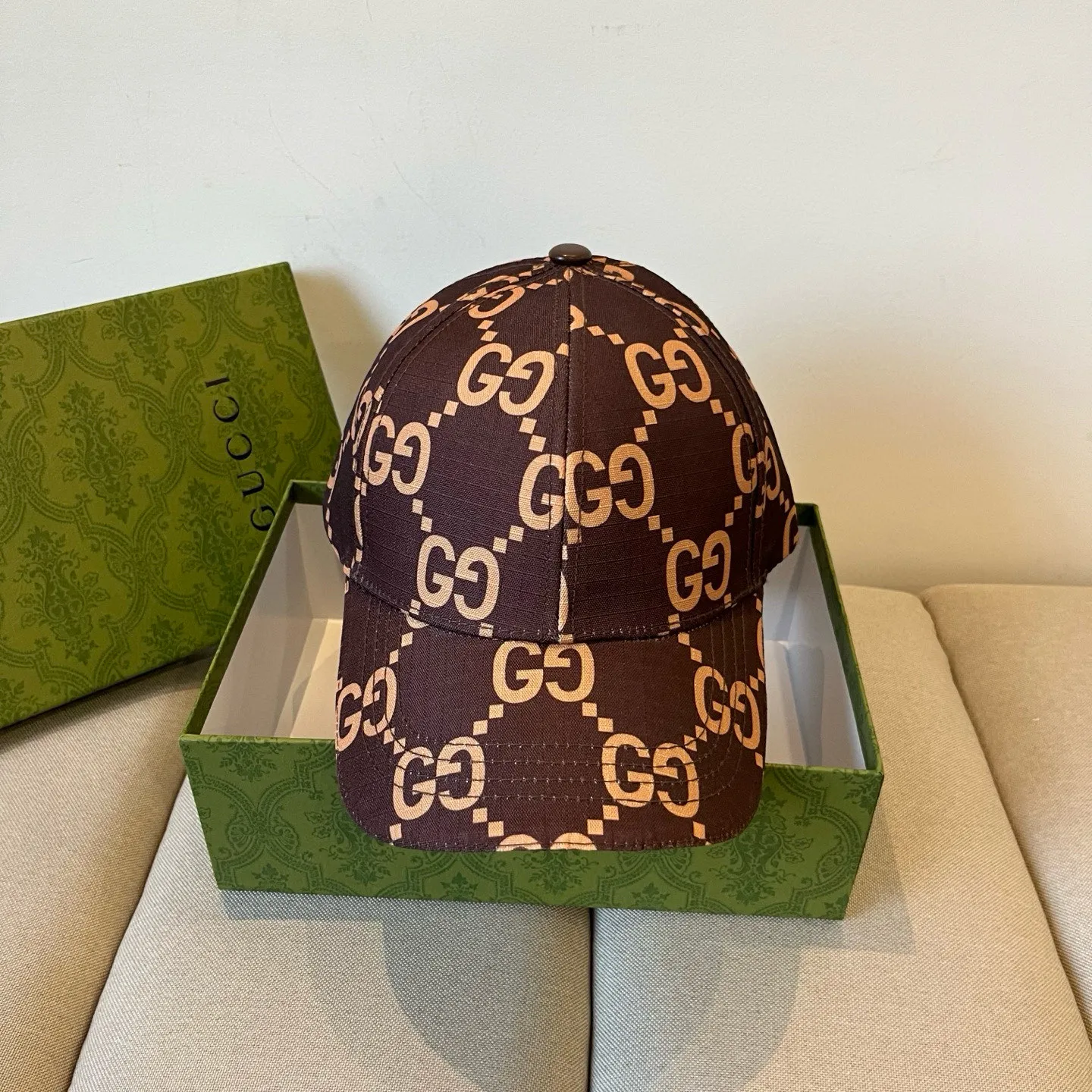 P60 Gucci Baseball Cap♥️GUCCI🧢New product from the official website, baseball cap, original quality, very popular 🔥🎩 The craftsmanship is very exquisite, high-end and classy! Low-key luxury, easy to carry! Running volume!