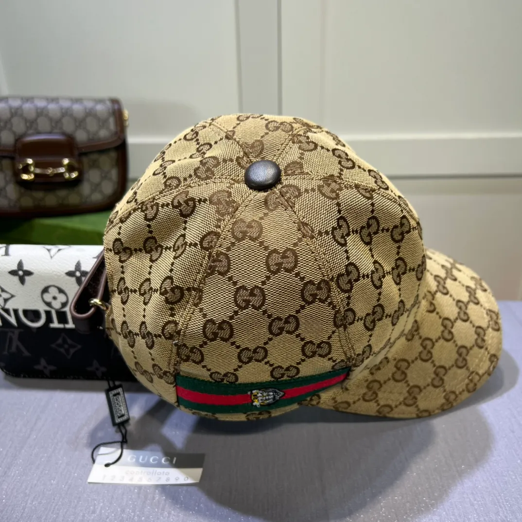 P80💰10,000-year-old classic model shipped! Gucci (Gucci) classic original baseball cap 😍😍Customized at the 1:1 counter mold, the highest version, original canvas + first layer of cowhide, pure cotton lining, light and breathable! Photographed in real life, suitable for men and women in all seasons, basic head circumference 56cm, adjustable patches.
