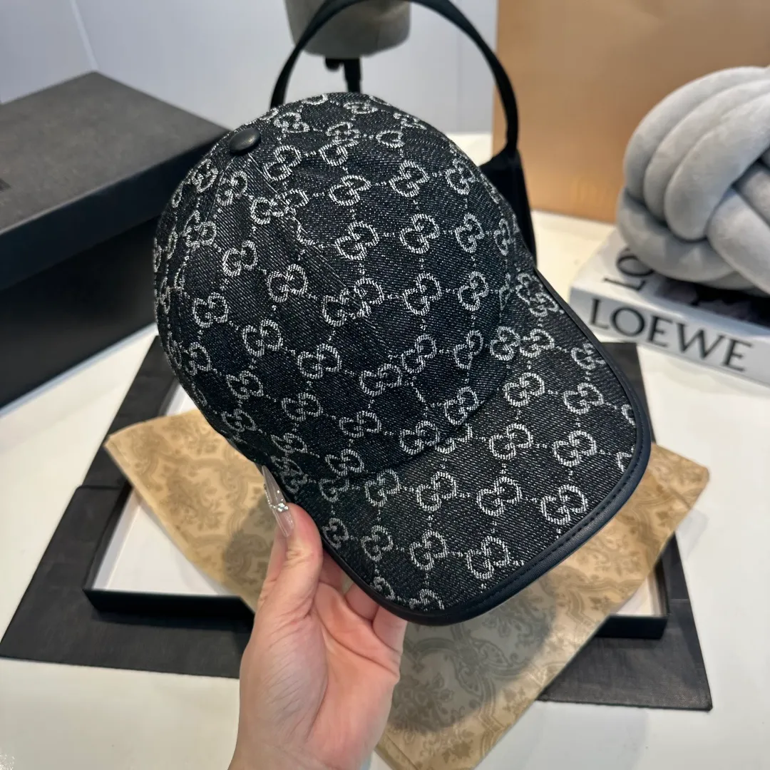 P160 Gucci's new original baseball cap is custom-made with a 1:1 mold. Selected soft accessories are crafted with denim to show the charm of the new season. Archival symbols and iconic brand patterns give the pieces a contemporary feel. This baseball cap is made of blue and white GG denim, with brown leather piping, making the entire design even more eye-catching.