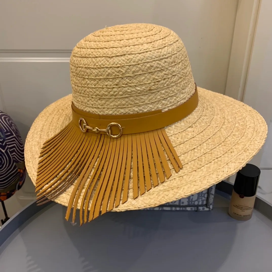 P200 GUCCI Gucci high-tech grass sun hat vacation style sun hat! New technology of mixed color weaving, rich layering, good visual effect, and more western style! The mid-range hat brim makes it more everyday when worn. Those who know their stuff, don’t miss this one! Material: 100.% raffia Head circumference: 57cm