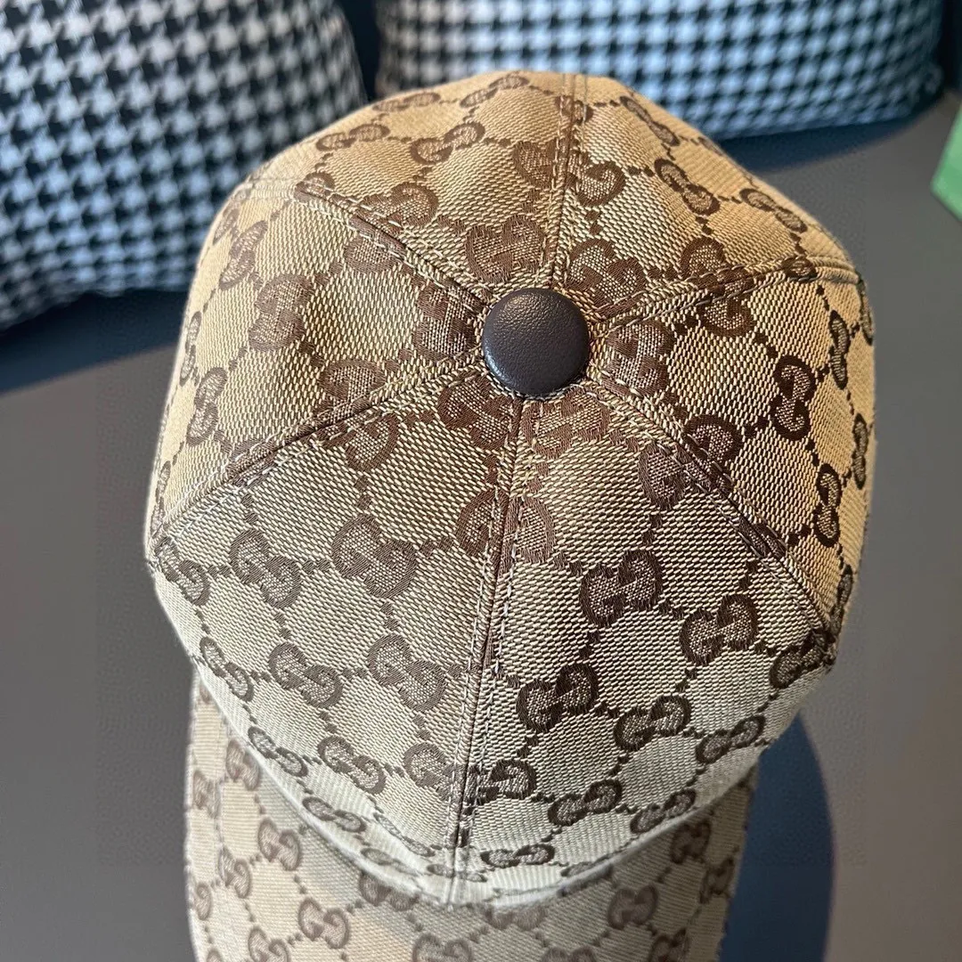 p90, Gucci's latest original baseball cap, double G webbing. 1:1 mold opening and customization at the counter, the highest version, original canvas fabric + first-layer cowhide, light and breathable! Photographed in real life, suitable for men and women in all seasons, basic head circumference 56cm, adjustable patches.