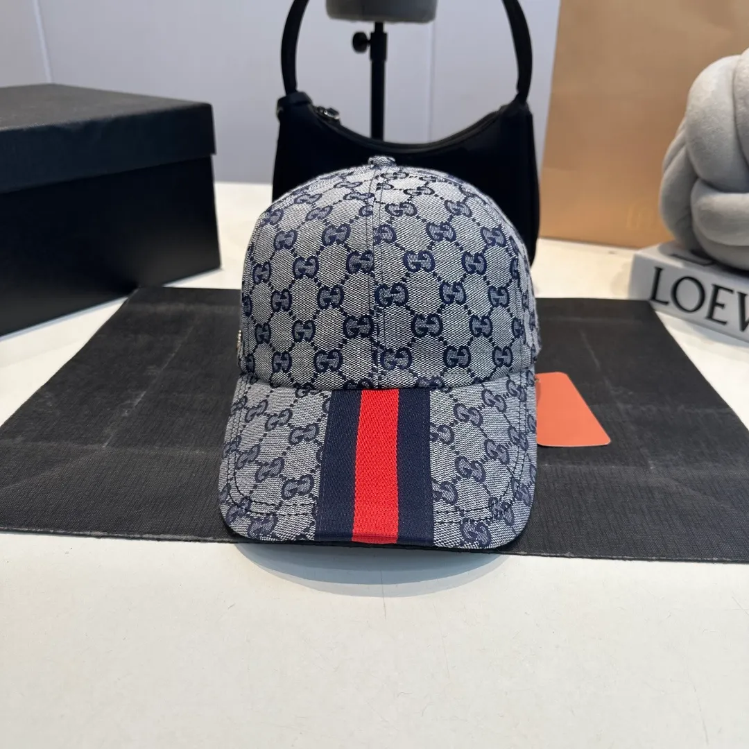 P70 original version shipped! Gucci's latest original baseball cap with wide webbing. 1:1 mold opening and customization at the counter, the highest version, original canvas fabric + first-layer cowhide, light and breathable! Photographed in real life, suitable for men and women in all seasons, basic head circumference 56