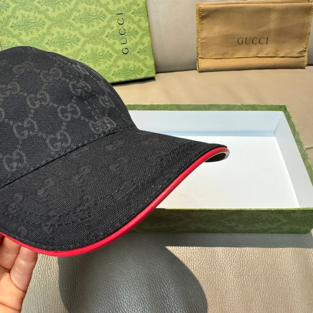 p90, Gucci (Gucci) new original baseball cap, three-color webbing, 1:1 mold customization, original canvas fabric + first-layer cowhide, red leather edge, handsome and fashionable, popular purchasing agent, versatile style for men and women, great quality! The basic head circumference is 56cm, and the patch is adjustable.