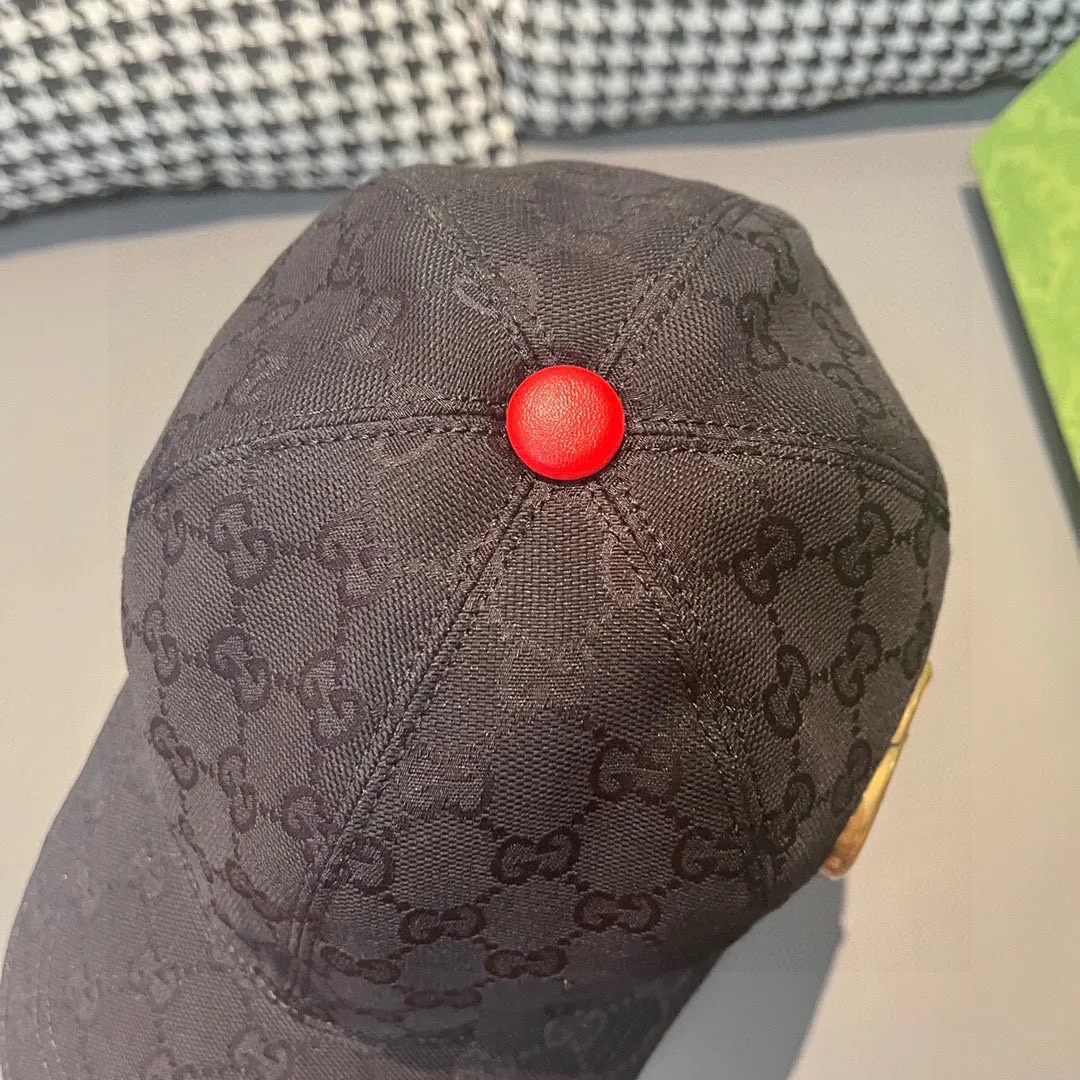 🉐️90, Gucci (Gucci) new original baseball cap, metal double G, the latest model at the counter, 1:1 mold customization, genuine mold hardware, original canvas fabric + first layer of cowhide, original quality! The quality is great, the basic head circumference is 56cm, and the patch is adjustable.