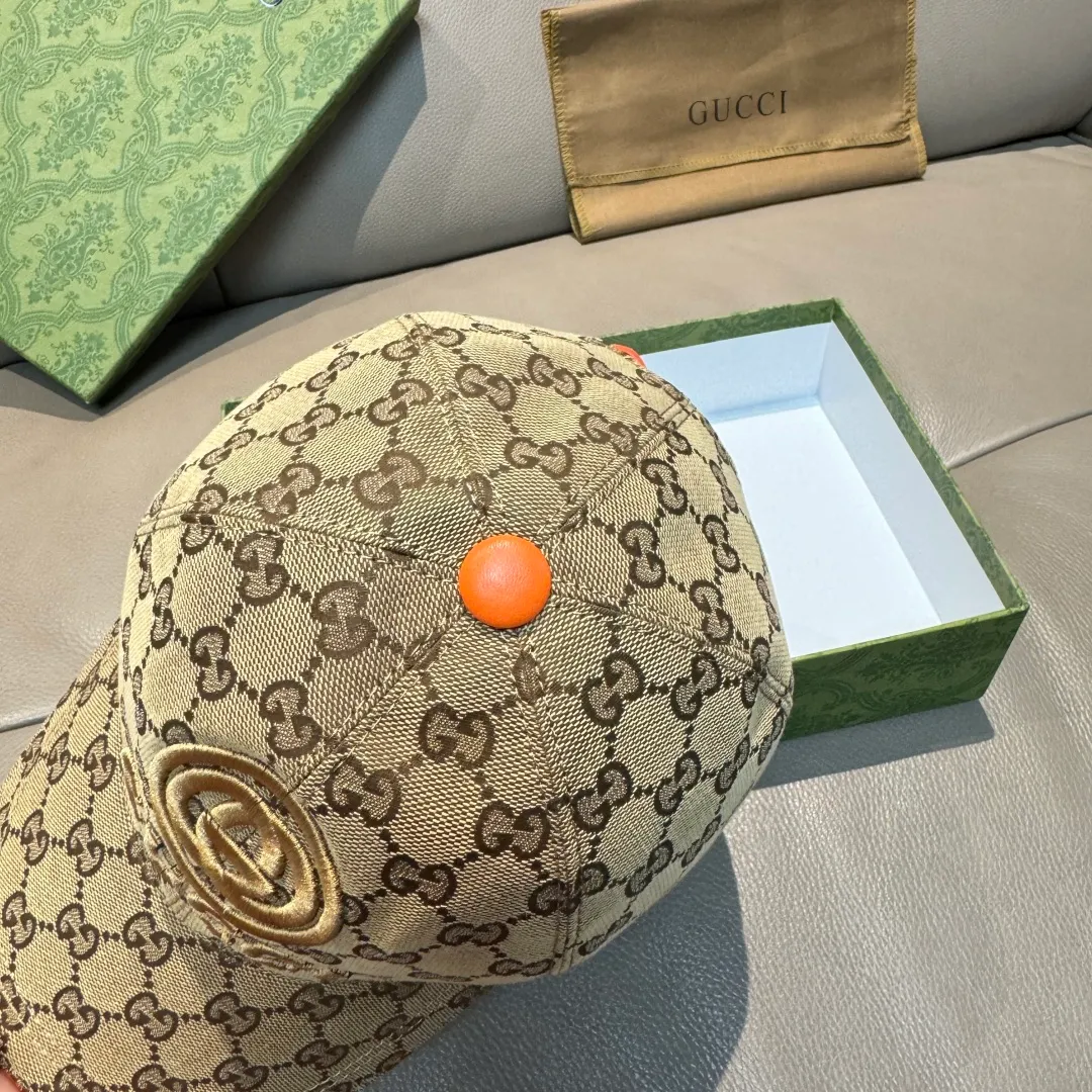 P90, Gucci (Gucci) new original baseball cap, large GUCCI embroidery, 1:1 mold customization, heavy embroidery, details comparable to counters, original canvas fabric + first-layer cowhide, excellent quality! The first choice for handsome men and beautiful women, fashionable and versatile. The basic head circumference is 56cm, and the patch is adjustable.