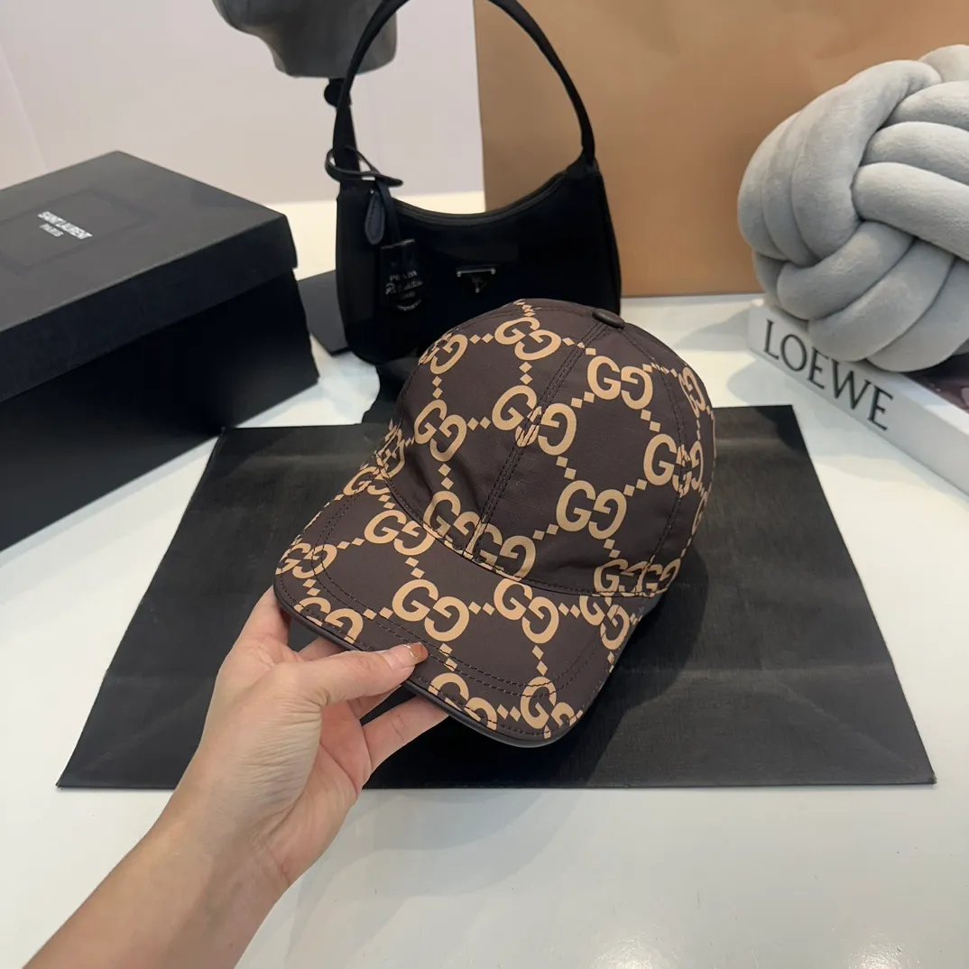 P80 Gucci (Gucci) new spring and summer original baseball cap, logo webbing, 1:1 mold customization, original canvas fabric + first-layer cowhide, popular purchasing agent, versatile style for men and women, great quality! Basic head circumference 56, adjustable patch
