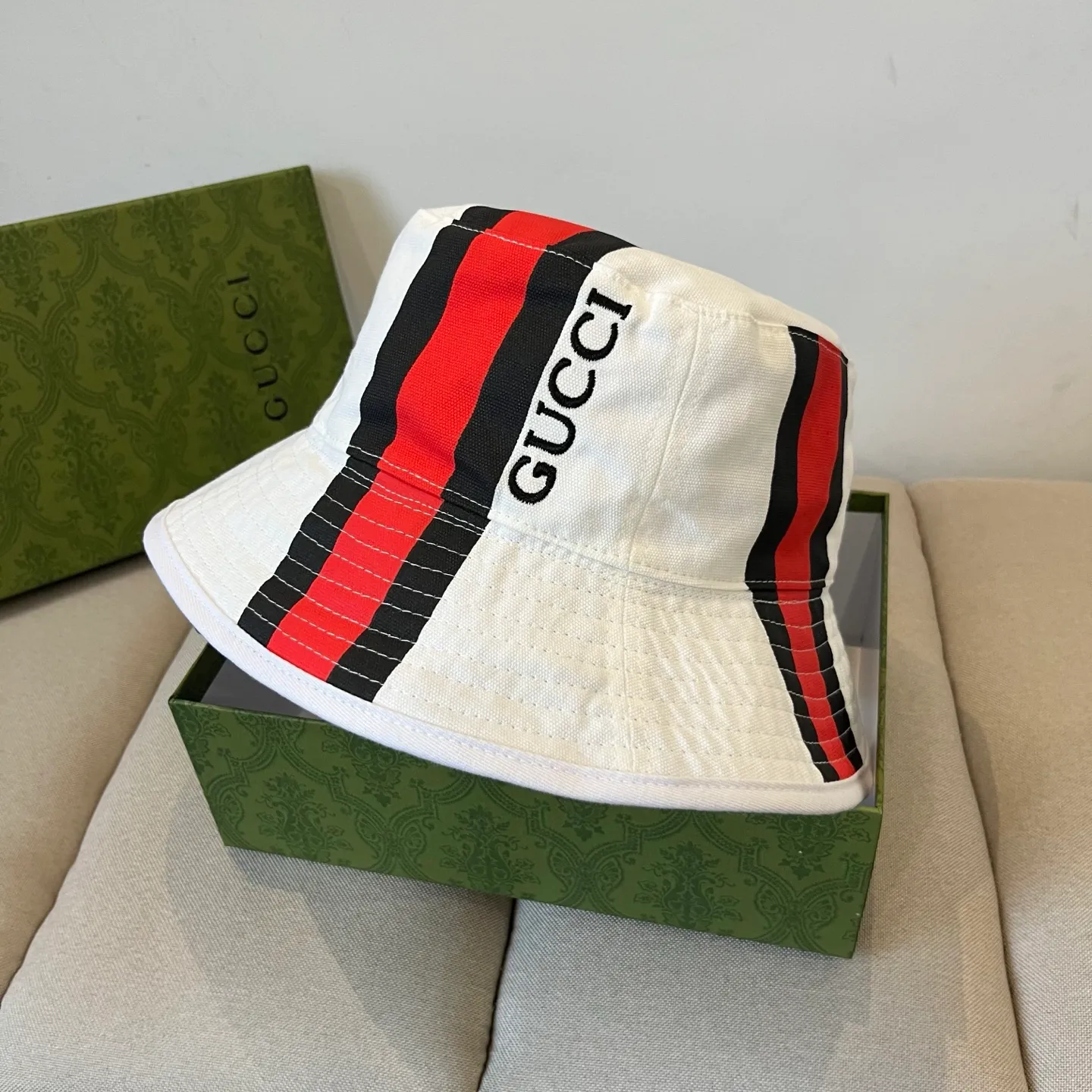 P70 Gucci baseball cap♥️GUCCI🧢New product from the official website, baseball cap, original quality, very popular 🔥🎩 The craftsmanship is very exquisite, high-end and classy! Low-key luxury, easy to carry! Running volume!