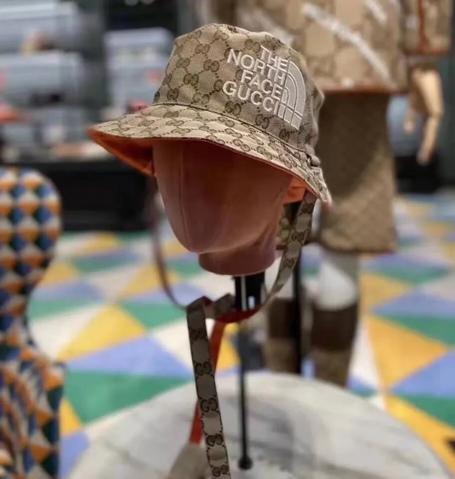 🉐80 Gucci classic presbyopic double-sided fisherman hat zg has been sold out. It is hard to find this hat. The classic presbyopic pattern is all over the whole hat. The reverse side is solid color. The double-sided wearing effect is very nice 😉