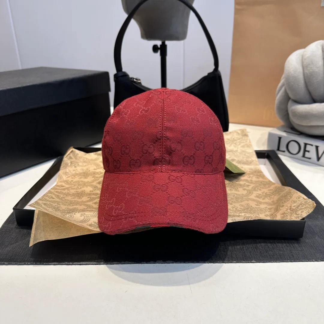 P1 million classic model shipped in new colors! Comes with a box bag, Gucci's classic original baseball cap😍😍Customized at a 1:1 mold at the counter, the highest version, original canvas fabric + first-layer cowhide, light and breathable! Photographed in real life, suitable for men and women in all seasons, basic head circumference 56cm, adjustable patches.