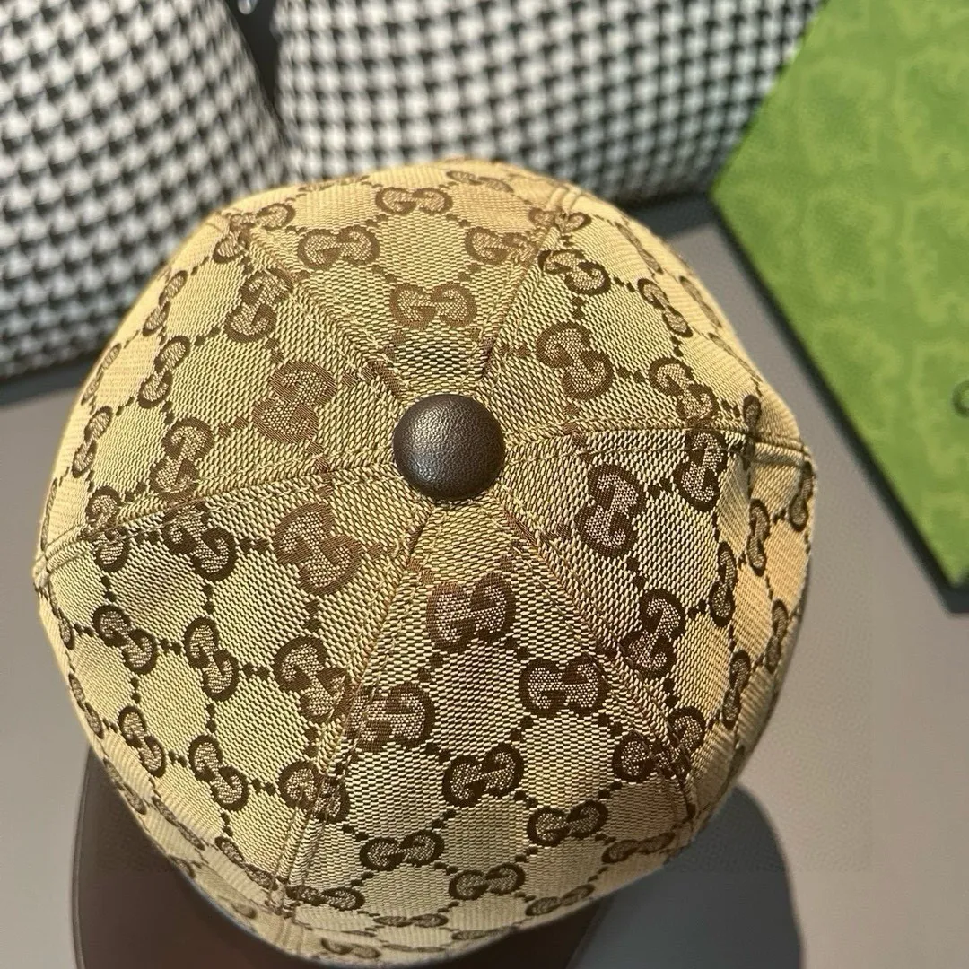 Batch 90, Gucci (Gucci) new original baseball cap, canvas and leather, best-selling model at the counter, 1:1 mold customization, original canvas fabric + first-layer cowhide, fashionable and handsome! The quality is great, the basic head circumference is 56cm, and the patch is adjustable.