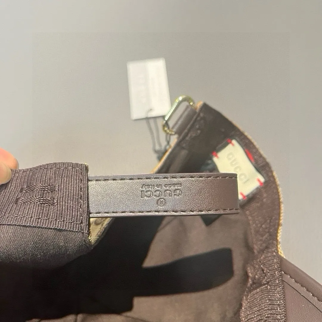Batch 90, Gucci (Gucci) new original baseball cap, canvas and leather, best-selling model at the counter, 1:1 mold customization, original canvas fabric + first-layer cowhide, fashionable and handsome! The quality is great, the basic head circumference is 56cm, and the patch is adjustable.